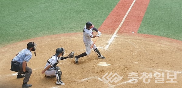 ▲ 세광고와 경북고의 8강 경기에서 세광고 학생이 배트를 휘두르고 있다.