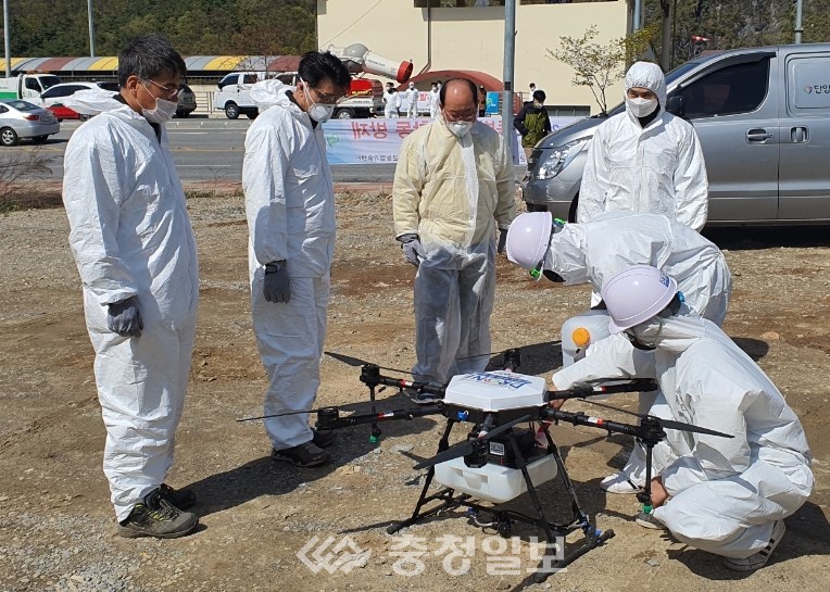 ▲ 류한우 단양군수(가운데)가 지난 7월 별곡 체육공원 일원에서 드론으로 방역작업 중인 현장을 확인하고 있다. 사진 단양군