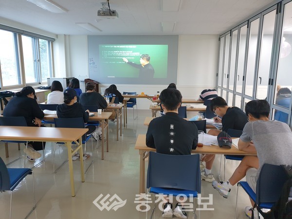 ▲ 청소년들이 제천시청소년지원센터에서 수업을 받고 있는 모습. 사진 제천시청소년지원센터