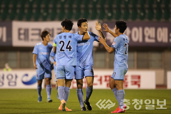 ▲ 두 번째 득점에 성공한 조주영(왼쪽 세 번째)가 동료와 하이파이브를 하고 있다.