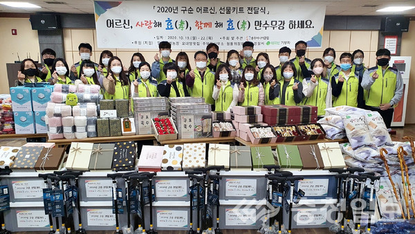 ▲ 충주시니어클럽 회원들이 90세 생일을 맞은 노인 38명에게 전할 '구순 선물키트'를 만들고 있다.