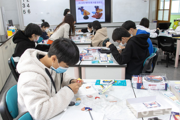 ▲ 26일 제1회 ‘꿈꾸세종 이루세종’직업교육 전공 축제의 하나로 장기중학교 학생들이 세종장영실고 보건간호학과의 4D/심장 해부모형 퍼즐 맞추기 직업교육을 체험하고 있다.
