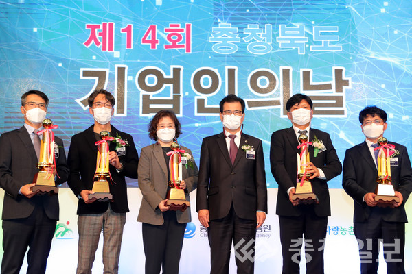 ▲ 27일 라마다플라자 청주호텔에서 열린 14회 충북 기업인의 날 기념행사에서 수상기업인들이 이시종 충북지사(오른쪽 두 번째)와 기념사진을 찍고 있다.