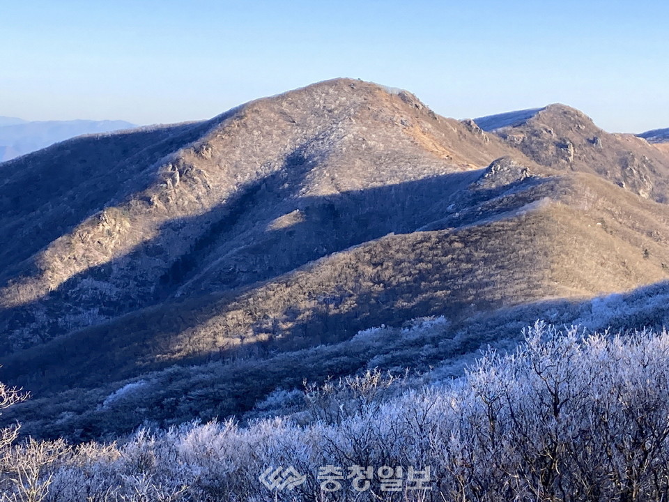 ▲ 충북 단양 소백산 2연화봉 일원에 내린 첫 눈. 사진=소백산북부사무소제공