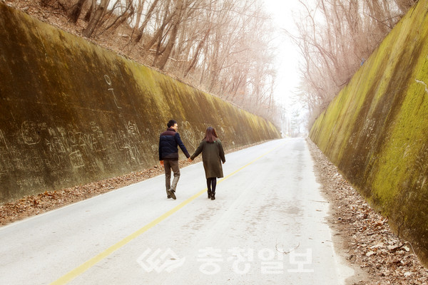 ▲ 이끼터널을 걷고 있는 연인. 사진=단양군제공