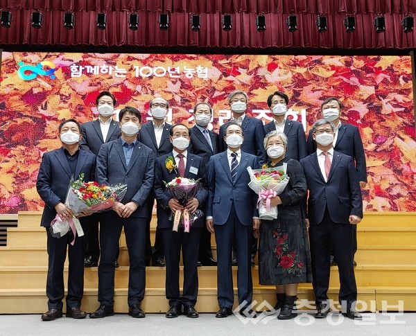 ▲ 서부농협 윤리경영대상. 앞줄 왼쪽부터 세 번째 임헌성 조합장