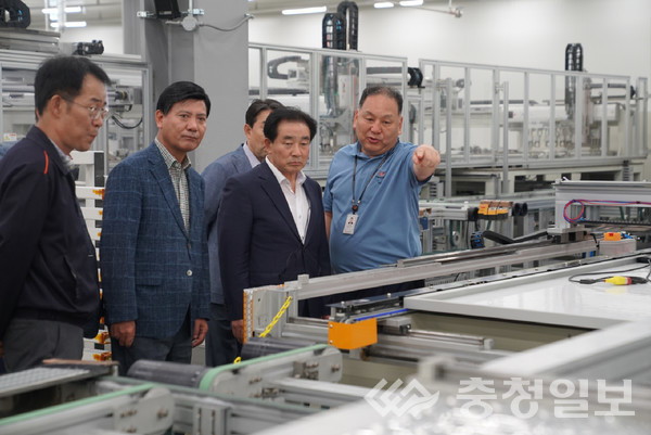 ▲ 송기섭 충북 진천군수(오른쪽 두 번째)가 한화큐셀를 둘러보며 회사 관계자들로부터 애로사항 등을 청취하고 있다.