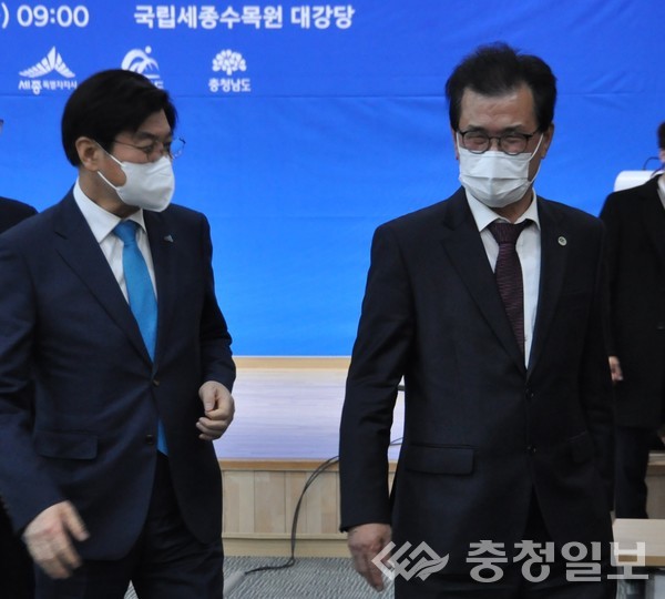 ▲ 20일 충청권 4개 시도지사들이 국립세종수목원 대강당에서 충청권 행정협의회 29회 정례회의를 했다. 이 자리에서 이시종 충북지사가 이춘희 시장과 세종시 공무원에게 사과했다. 이 지사는 회의 모두 발언에서 “엊그제 (충북)도 실무진의 정제되지 못한 발언으로 이춘희 시장님과 세종시 공무원들에게 심려를 끼쳐서 송구하다. 이해해 달라”며 이같이 말했다. 사진은 회의를 마치고 협약식 기념사진을 찍은 뒤에도 이시종 충북지사(오른쪽)가 이춘희 세종시장(왼쪽)에게 “다시 한 번 죄송하다”는 인사를 하고 있다./정완영기자