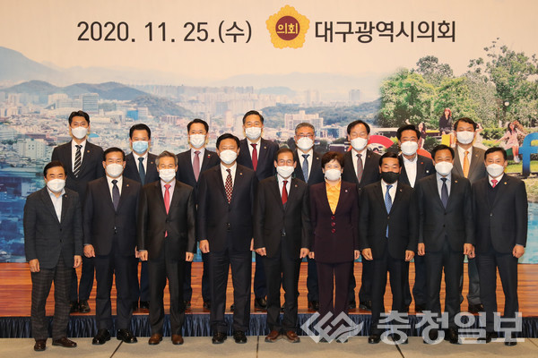 ▲ 충북도의회 박문희 의장이 25일 호텔인터불고 대구에서 열린 전국시·도의회의장협의회 6차 임시회에서 참석자들과 기념사진을 찍고 있다. 　