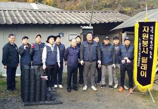 ▲ 매포읍청년회가 사랑의 연탄을 배달하고 있다. 사진=단양군제공