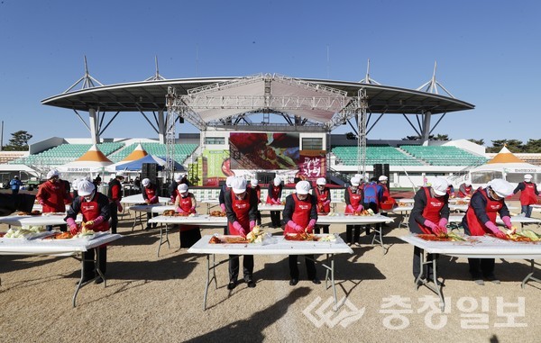 ▲ 2020 괴산김장축제 참여한 소비자들이 드라이브 스루방식 비대면 김장체험을 하고 있다.