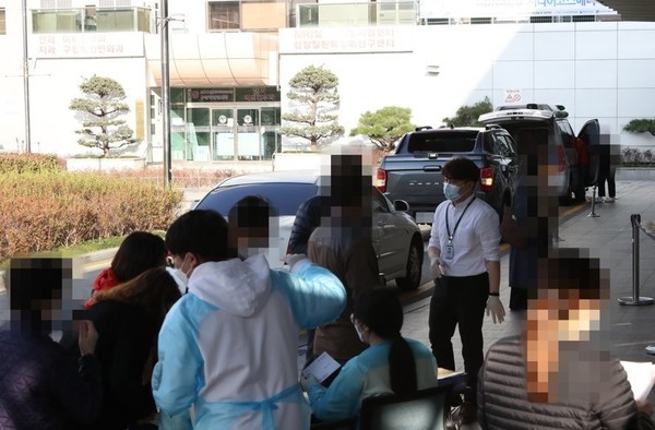 ▲ 코로나19 완쾌 판정을 받고 병원을 나서는 사람들. 사진=연합뉴스