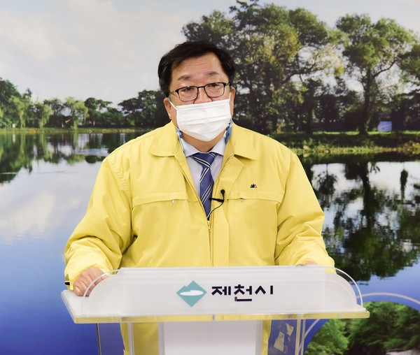▲ 이상천 제천시장이 10일 오전 온라인 긴급 브리핑을 하고 있다. 사진=제천시제공