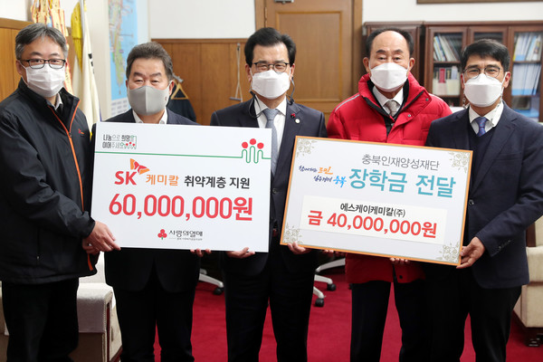 ▲ 29일 충북도청 도지사 집무실에서 열린 불우이웃돕기 성금 및 장학금 기탁식에서 유헌승 SK케미칼 청주공장 공장장(왼쪽부터), 전광현 SK케미칼 대표이사, 이시종 충북도지사, 노영수 충북사회복지공동모금회장, 박익규 충북인재양성재단 사무국장이 기념사진을 찍고 있다.