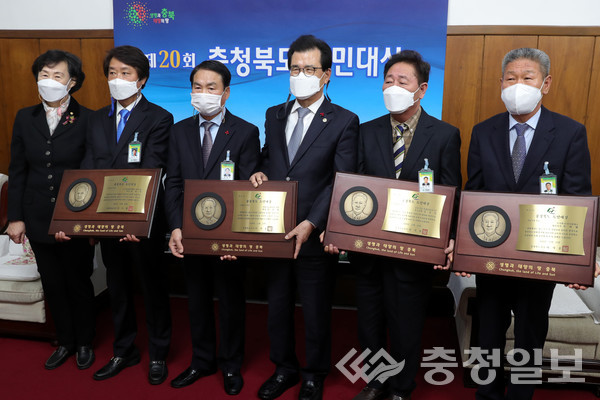 ▲ 20회 충북도 도민대상 수상자들이 29일 도지사 집무실에서 열린 시상식 후 이시종 충북지사와 함께 기념촬영을 하고 있다.
