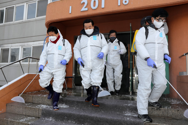 ▲ 박문희 충북도의회 의장(앞줄 가운데)과 최충진 청주시의회 의장(앞줄 왼쪽) 등이 지난해 12월 31일 청주시 서원구 수곡동의 아파트에서 방역 활동을 하고 있다. 