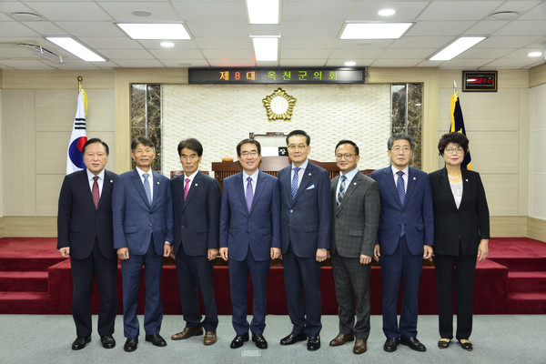 ▲ 8대 충북 옥천군의회 의원들이 입법 활동을 왕성하고 군민의 대변자로서 역할을 충실히 하는 의회가 되도록 최선을 다할 것을 다짐한 뒤 포즈를 취하고 있다.