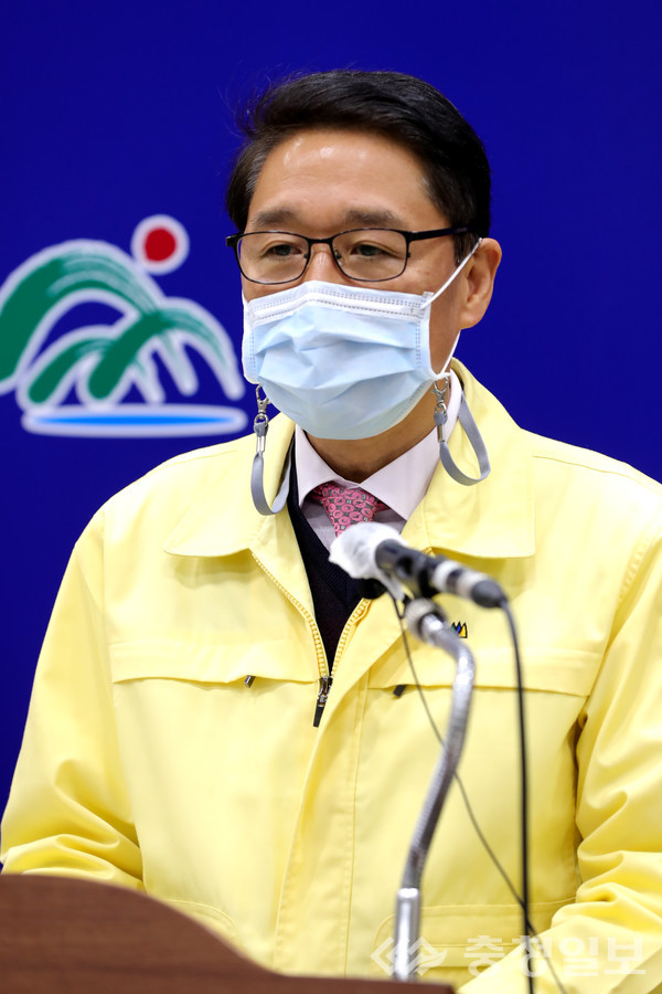 ▲ 맹경재 충북도 재난안전실장이 지난 16일 도청에서 비대면 온라인 브리핑을 통해 사회적 거리두기 2단계 연장에 대해 설명하고 있다. 