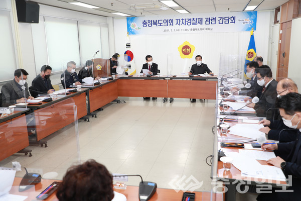 ▲ 이시종 충북지사와 박문희 충북도의장 등이 3일 자치경찰제 시행을 위한 간담회에서 의견을 나누고 있다. 