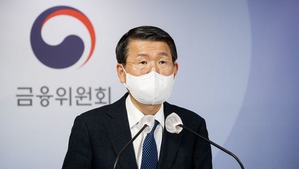 ▲ 은성수 금융위원장이 3일 서울 종로구 정부서울청사 합동브리핑실에서 공매도 부분적 재개 관련 내용을 발표하고 있다./연합뉴스