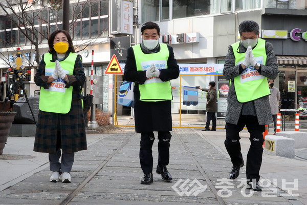 ▲ 박문희(가운데) 충북도의장을 비롯 윤현우(오른쪽) 대한건설협회 충북지회장, 김상순 한국여성경제인연합회 충북지회장이 충청권 광역철도망 염원 챌린지에 참여해 삼보일배를 하고 있다. 