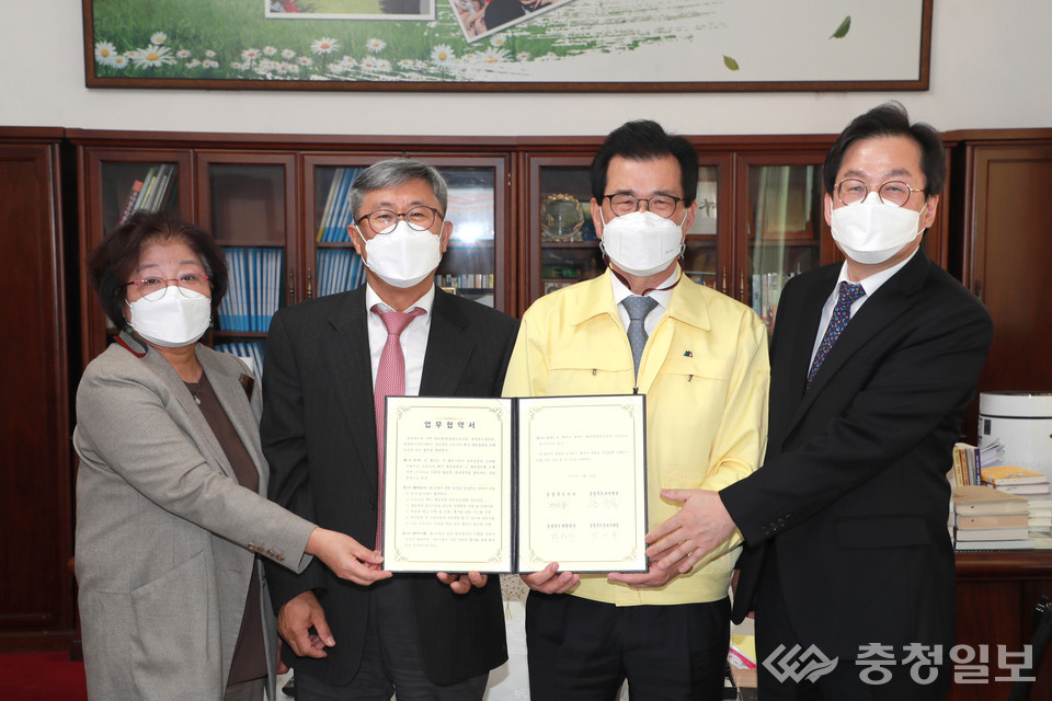 ▲ 이시종 지사(오른쪽 두 번째)와 도내 3개 의료단체 대표들이 도지사 집무실에서 업무협약을 체결하고 있다. 