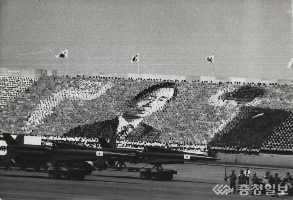 ▲ 국군의 날 행사 때 박정희 초상을 표현한 카드섹션.