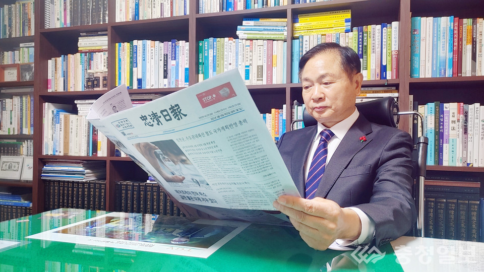 충청일보 독자권익위원회 심의보 위원이 지난 2월 18일 자택 내 서재에서 당일자 충청일보를 읽고 있다. 