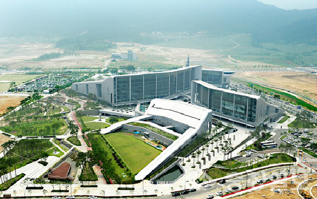 ▲ 내포신도시의 현재 충남도청사.