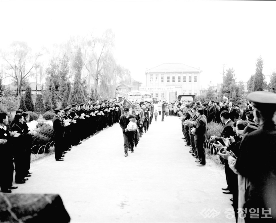 ▲1962년 8회 부산~서울 대역전경주대회에서 우승한 충북 육상선수단 환영식