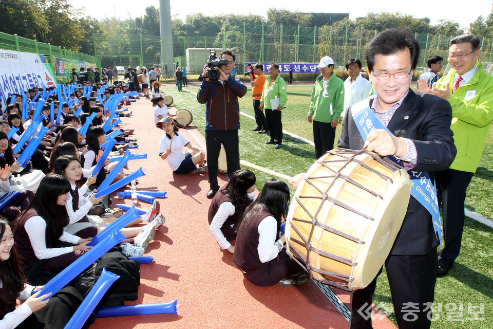 ▲2012년 전국체육대회에 참가한 충주예성여고 축구부 경기를 응원하는 이시종 체육회장.