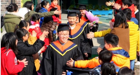 ▲ 2017년 2월 괴산추산초의 마지막 졸업식 모습.