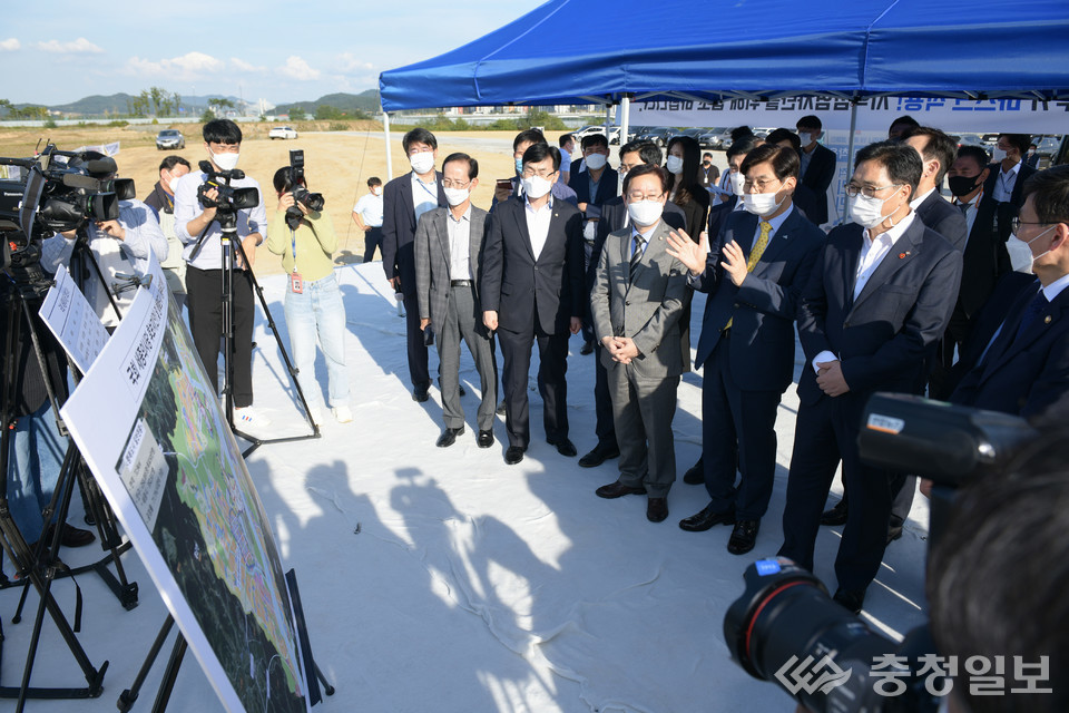 ▲2020년 9월 행정수도완성 충청권미래비전 토론회를 마친 더불어민주당 군가균형발저 및 행정수도완성 TF위원들이 국회세종의사당 부지 현장 시찰을 하고 있다. 