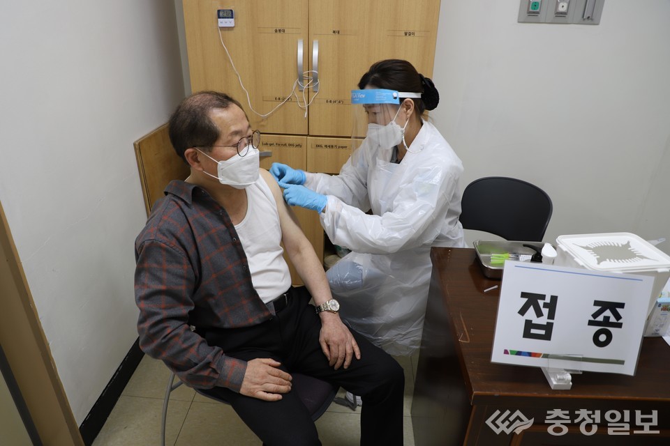 ▲ 지난15일 서산의료원에서 김영완 원장이 코로나19 백신을 접종 받고 있다