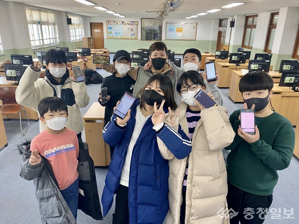 ▲ 지난 2020년 대전동산초 앱 개발 학생동아리 회원 모습(지도교사 한호석)