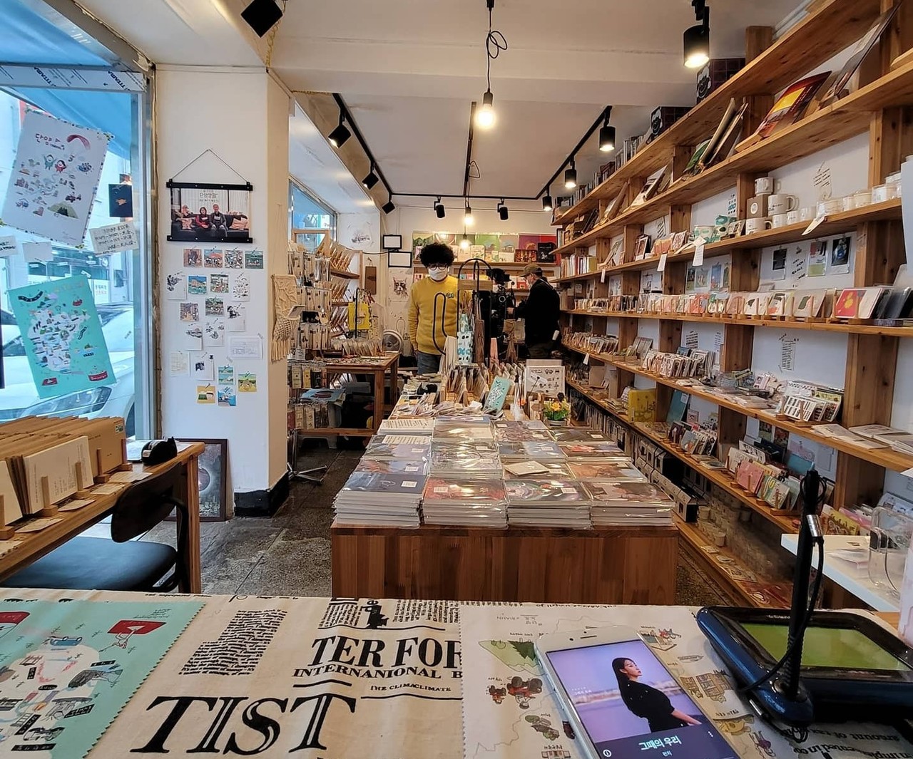 ▲ 군의 청년창업인재 지원 사업으로 단양 기념품을 제작·판매하는 ‘새한서점#단양노트’ 점포 모습. 사진=단양군제공