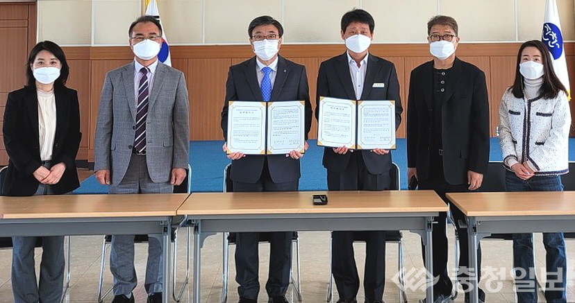 ▲ 충북 진천신척산업단지입주기업체협의회 신현돈 회장(왼쪽 세 번째부터)와 진천군 덕산읍 정태수 읍장 등이 취약계층 후원 협약을 체결한 뒤 기념촬영하고 있다.