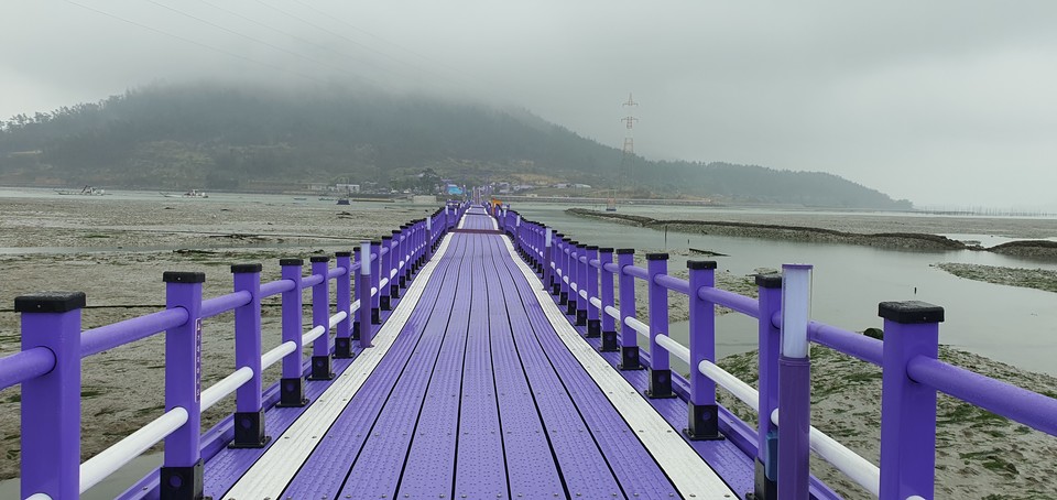 퍼플교(신안의 안좌도~반월도~박지도를 연결하는 보랏빛 다리).