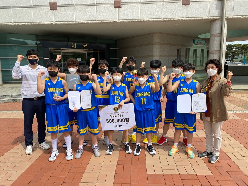 ▲ 청주 중앙초등학교 농구부가 지난 15일부터 22일까지 경북 김천실내체육관에서 열린 20회 대한민국농구협회장배 전국초등학교 농구대회에서 창단 이래 첫 준우승을 차지한 후 기념사진을 찍고 있다.