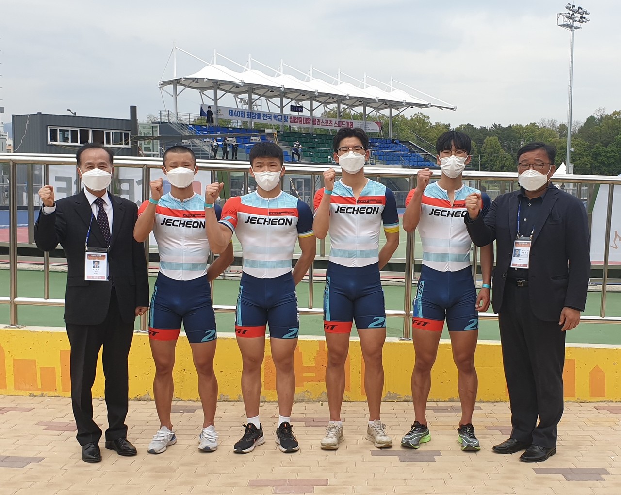 ▲ 조성남 제천고 교장(왼쪽)과 회장배 종합우승을 차지한 롤러선수단. 사진=제천고제공