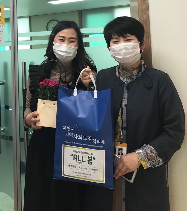 ▲ 제천시지역사회보장협의체 직원이 취약계층에 전달할 예방키트를 선보이고 있다. 사진=제천시제공