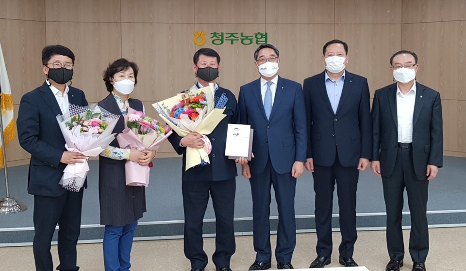 ▲ 이화준 청주농협 조합장이 충북농협이 주관하는 5월 이달의 우수조합장에 선정돼 지난 7일 본점 회의실에서 시상식을 가졌다.  왼쪽 세 번째부터 이화준 청주농협 조합장, 염기동 충북농협 본부장, 김시군 농협청주시지부장