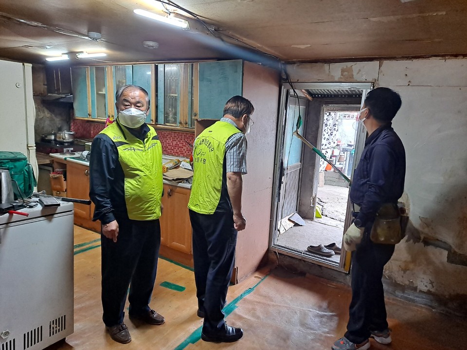 ▲ 　사진설명:농협중앙회 아산시지부와 영인농협이 지역 돌봄 대상 어르신을 찾아 벽지와 장판 교체 등 주거환경을 개선하고 있다.