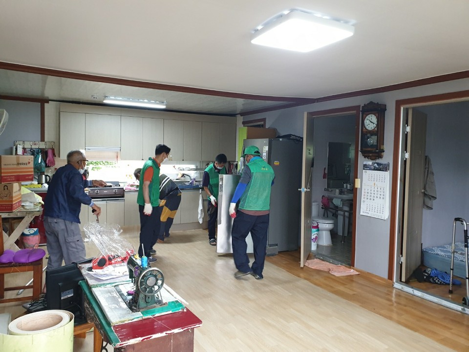 ▲ 보은군 장안면 새마을지도자남녀협의회, 사랑의 집 고쳐주기 봉사 활동 펼쳤다.