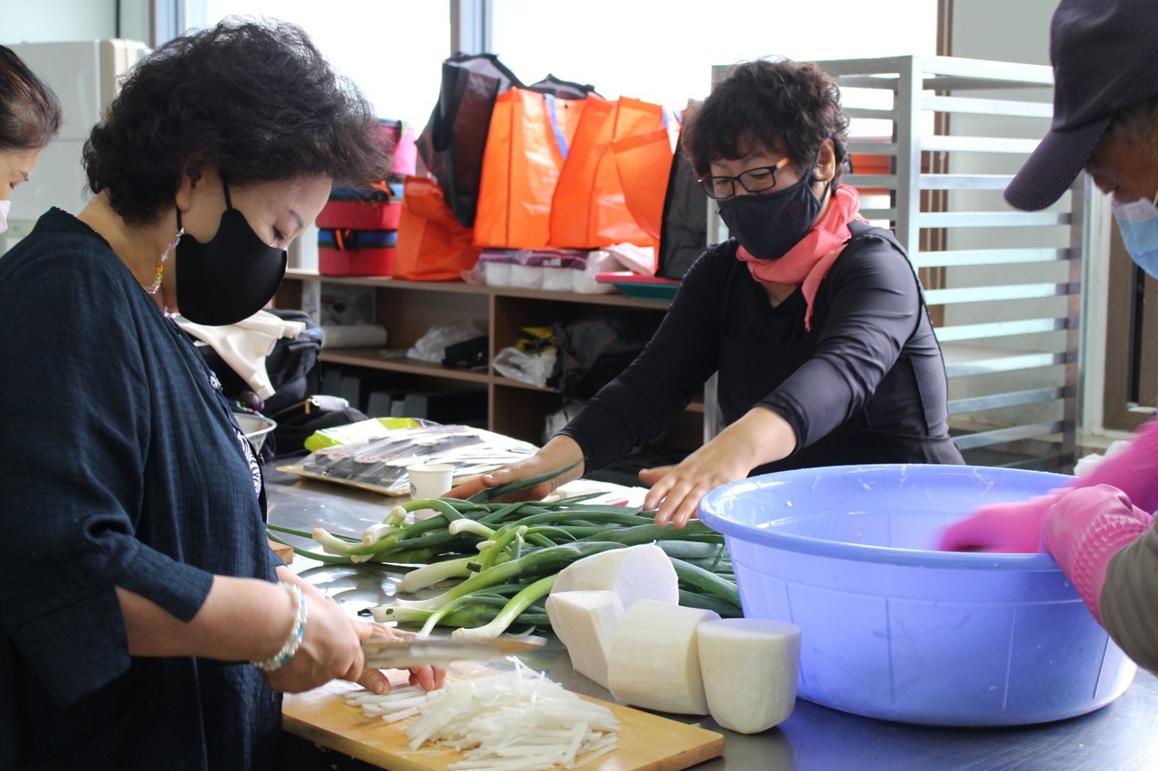 ▲ 단양군 대강면지역사회보장협의체 위원들이 홀몸 노인들에게 전달할 반찬을 만들고 있다. 사진=단양군제공