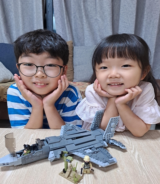 ▲ 단양청소년문화의집 청소년들이 나노 블럭으로 비행기를 만들어 온라인으로 제출하고 있다. 사진=단양군제공