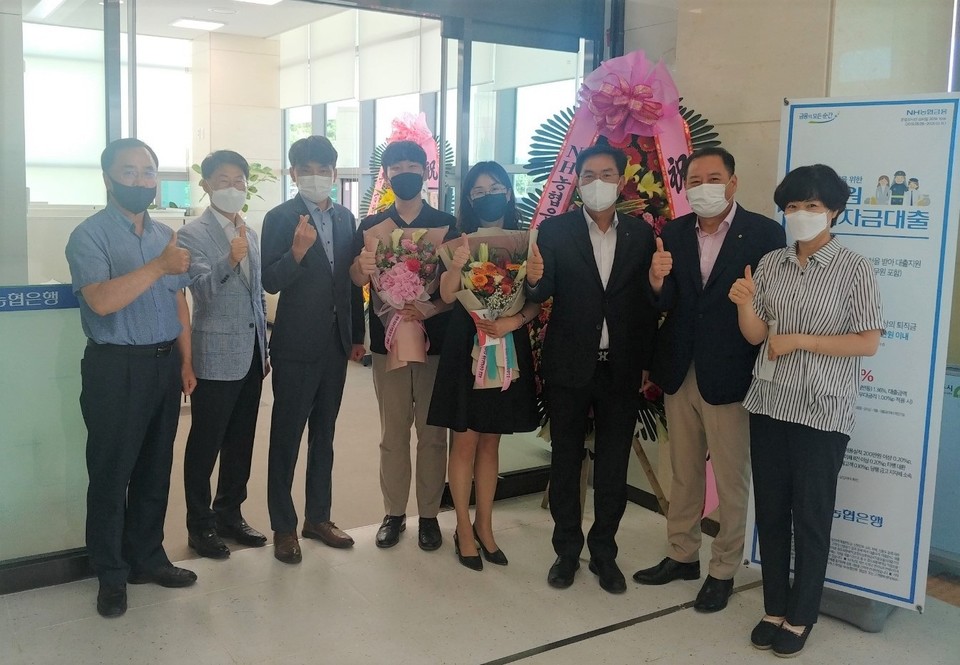 ▲ NH농협은행 서덕문 충북영업본부장 등 관계자들은 지난 25일 흥덕구청 출장소를 방문해 직원들을 격려했다. 