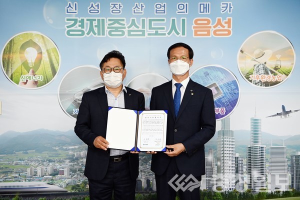 ▲ 조병옥 음성군수(오른쪽)와 김세환 K-water 금강유역본부장이 지방상수도 운영효율 제고를 위한 업무협약을 체결했다.