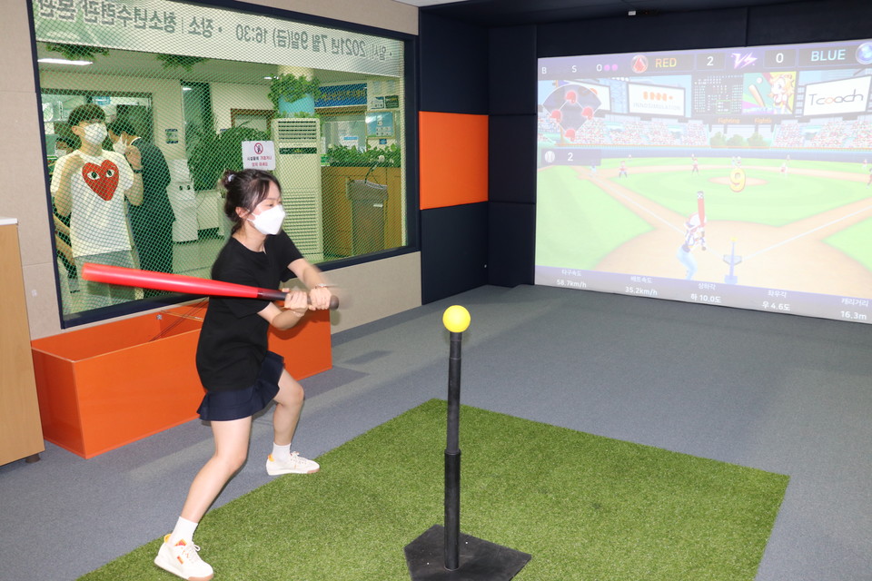 ▲ 충북 옥천군의 한 청소년이 청소년수련관에 설치한 가상현실(VR) 스포츠실에서 야구 체험을 하고 있다.