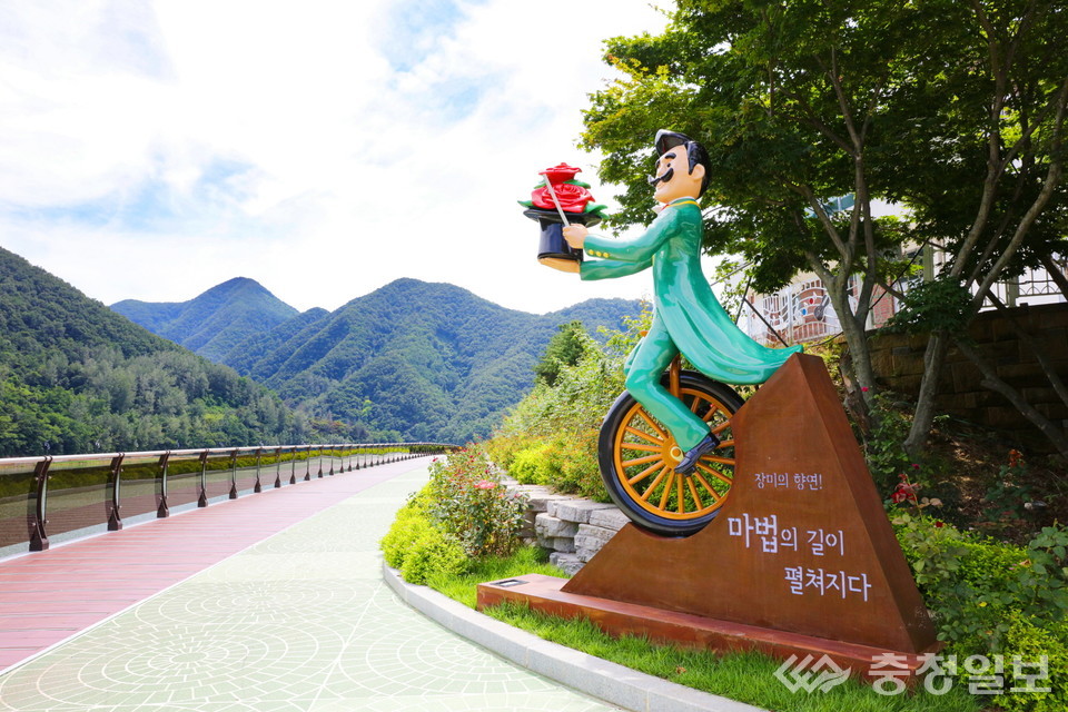 ▲ 장미터널에 설치된 마술사 조형물.